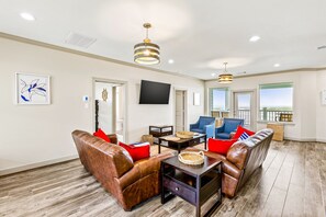 TV, foosball, table tennis - Beautiful bayfront home with pool, hot tub & central AC (Galveston)