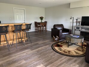 Smart TV, fireplace - Morrison Mountain Studio Getaway (Morrison)