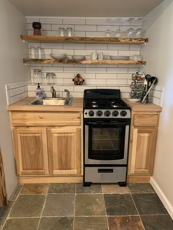 Private kitchen | Fridge, microwave, oven, stovetop