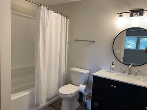 Duschwanne, Haartrockner, Handtücher, Seife