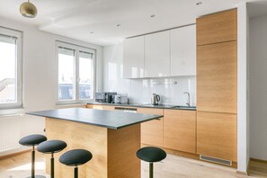 Fridge, microwave, oven, stovetop - Charming Landstraße 1BR w/ Elevator, 5 mins to Innenstadt by Blueground (Vienna)