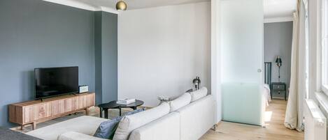 Een televisie en een stereo