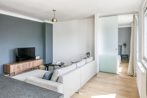TV, stereo - Charming Landstraße 1BR w/ Elevator, 5 mins to Innenstadt by Blueground (Vienna)