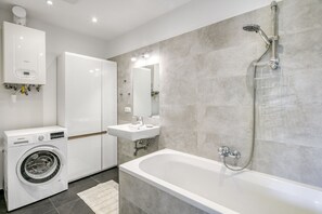 Hair dryer, towels - Charming Landstraße 1BR w/ Elevator, 5 mins to Innenstadt by Blueground (Vienna)