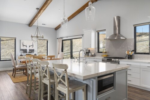 4.5 Acre Farmhouse in Wine Country w/Hot Tub