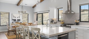 4.5 Acre Farmhouse in Wine Country w/Hot Tub