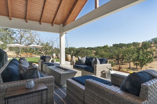 4.5 Acre Farmhouse in Wine Country w/Hot Tub