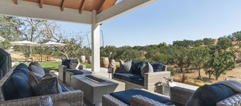 4.5 Acre Farmhouse in Wine Country w/Hot Tub