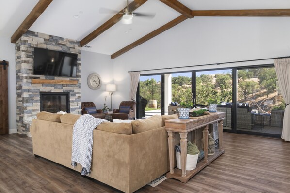 Smart TV, chimenea, tenis de mesa y libros 