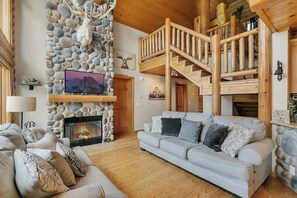 TV, fireplace, books, offices - Mille Lacs Lake Lodge-Game Room-Theatre and More! (Wahkon)