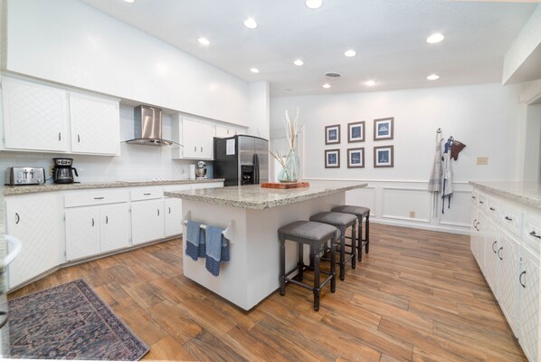 Jääkaappi, mikroaaltouuni, uuni, astianpesukone