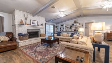 Smart TV, reproductor de DVD, libros y oficina