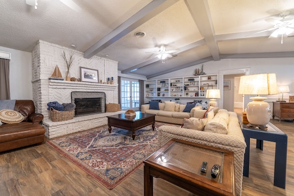 Smart TV, DVD player, books, offices