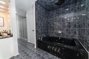 Ensemble douche/baignoire, serviettes fournies, savon, papier toilette