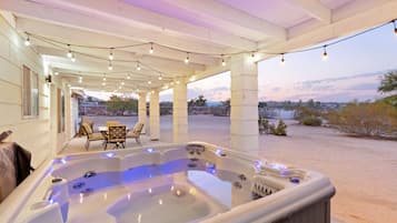 Banyera d'hidromassatge a l'aire lliure