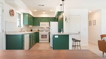 Frigorífic, microones, forn i placa de cuina