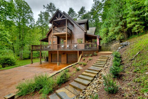 Creekside Solitude/Luxury 5 BR/5B/Firepit/Game Room/Wrap-Around Porch/Hot Tub