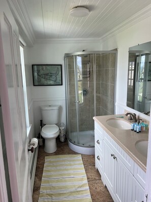 Shower, towels - In town apartment!!! A block and a half from ferry!!! 356 High Street. (New Shoreham)