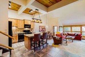 Fernseher, Kamin, Videospiele, DVD-Player