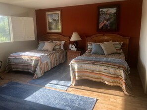 2 Schlafzimmer, Schreibtisch, Bügeleisen/Bügelbrett, WLAN