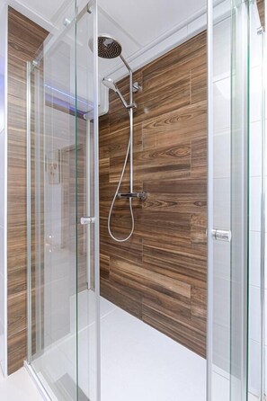 Shower, towels - Apartment with Jacuzzi near the beach, Arenales (Los Arenales del Sol)