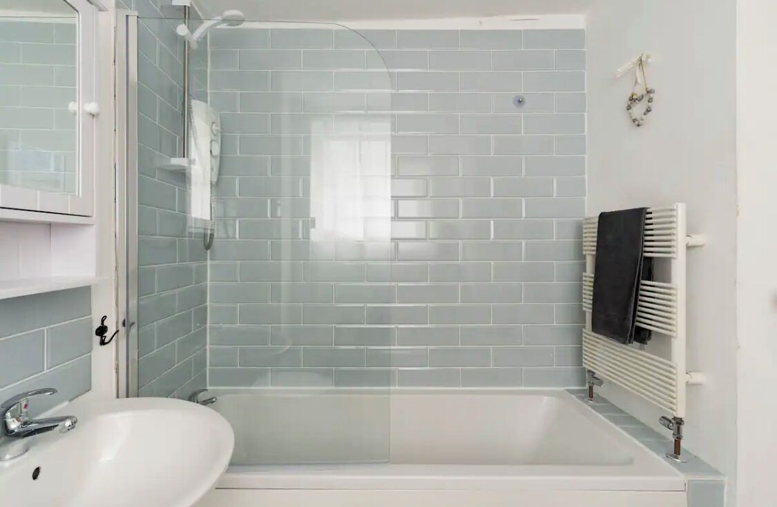 Combined shower/tub, hair dryer, towels