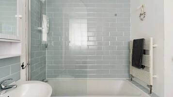 Combined shower/tub, hair dryer, towels