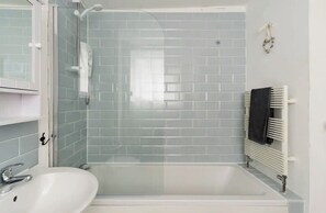 Combined shower/tub, hair dryer, towels