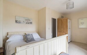 2 bedrooms, iron/ironing board, WiFi, bed sheets - Beautiful Sea Front Cottage in the Ocean City (Plymouth)