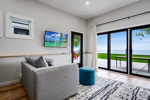 Smart TV - Lakeside Escape (Kingsville)