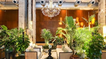 2 restaurants; breakfast, lunch, dinner, and brunch served