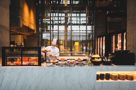 2 restaurants, breakfast, lunch served; local and international cuisine