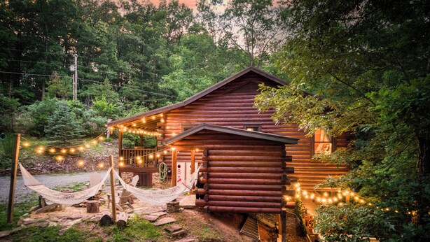 A rustic log cabin with a porch, string lights, and a hammock. - 5 mins to DWTN & Lake, Arcade, Foosball. Best Location in Blue Ridge (Blue Ridge)