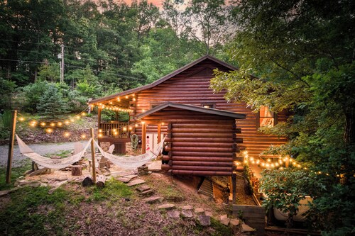 5 mins to DWTN & Lake. Ping Pong, Arcade, Foosball. Best Location in Blue Ridge