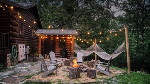 A rustic cabin with a fire pit, outdoor seating, and string lights. - 5 mins to DWTN & Lake, Arcade, Foosball. Best Location in Blue Ridge (Blue Ridge)