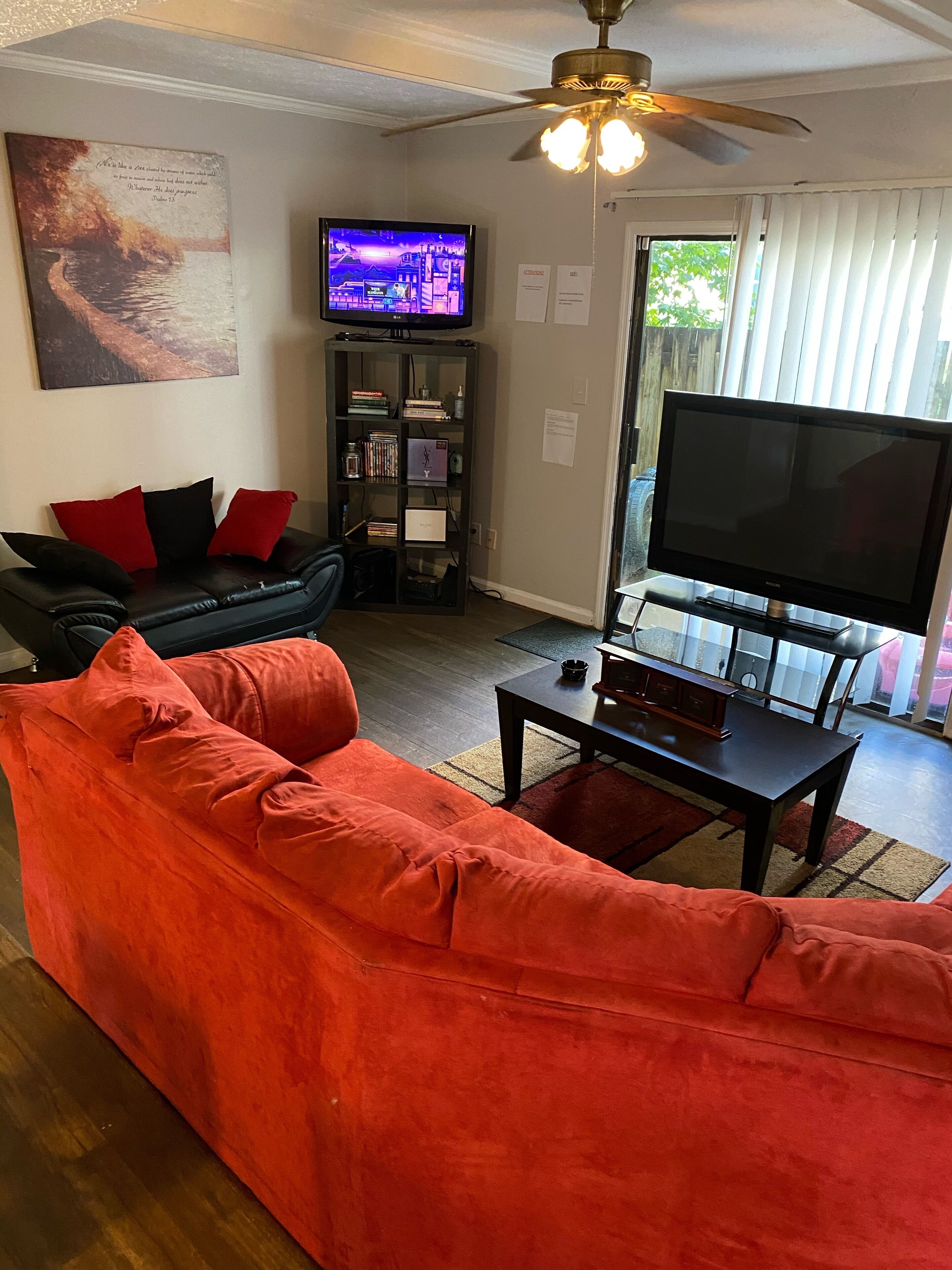 Een televisie, een computerscherm en een printer