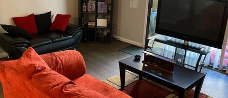 Een televisie, een computerscherm en een printer