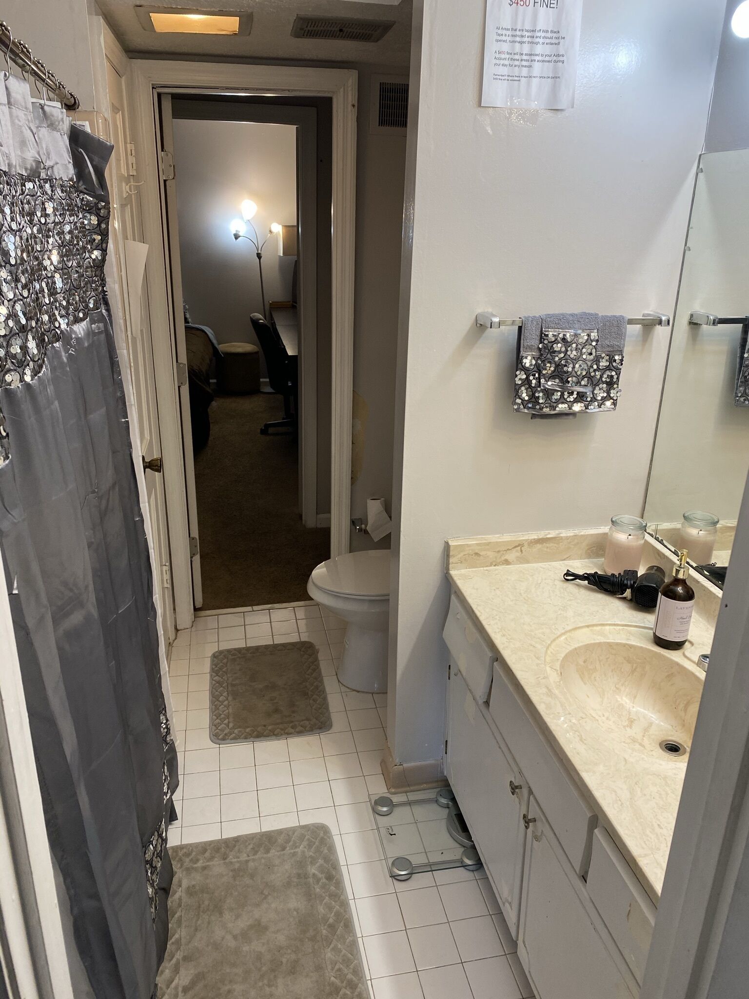 Combined shower/bathtub, hair dryer, towels