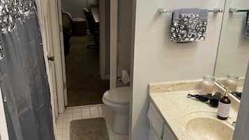 Combined shower/bathtub, hair dryer, towels