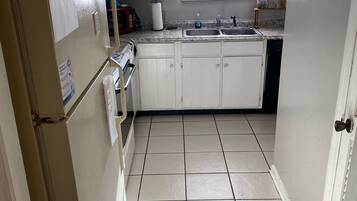 冰箱、微波炉、烤箱、炉灶