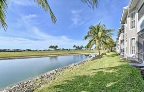 Un hotel con piscina, palmeras y cielo despejado.