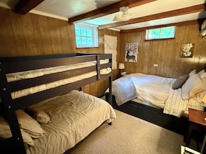 2 bedrooms, free WiFi, bed sheets - Spacious Dog Friendly House in Oconto County (Suring)