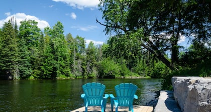 Cozy Rustic Cottage! Hot Tub, River, Fireplace, Kayaks, Tons of Games & Movies
