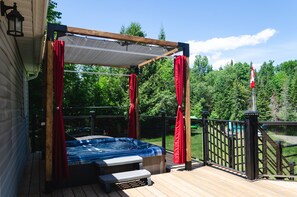 Terrace/patio - Cozy Rustic Cottage! Hot Tub, River, Fireplace, Kayaks, Tons of Games & Movies (Kawartha Lakes)
