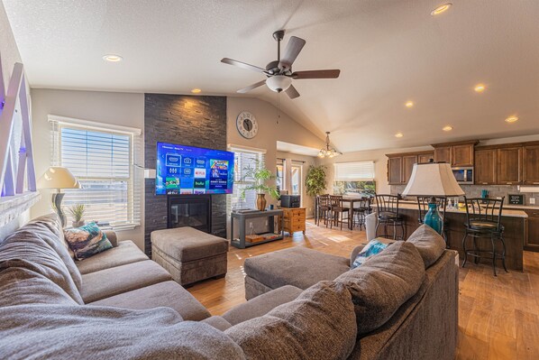 Smart-tv, een open haard, een dvd-speler en tafelvoetbal