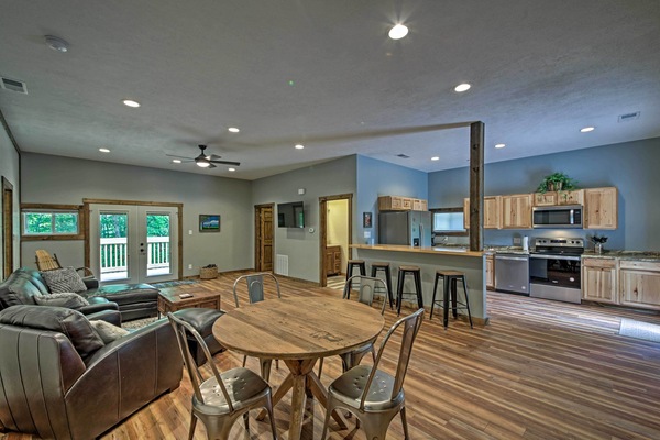 Dining Area | Dishware Provided