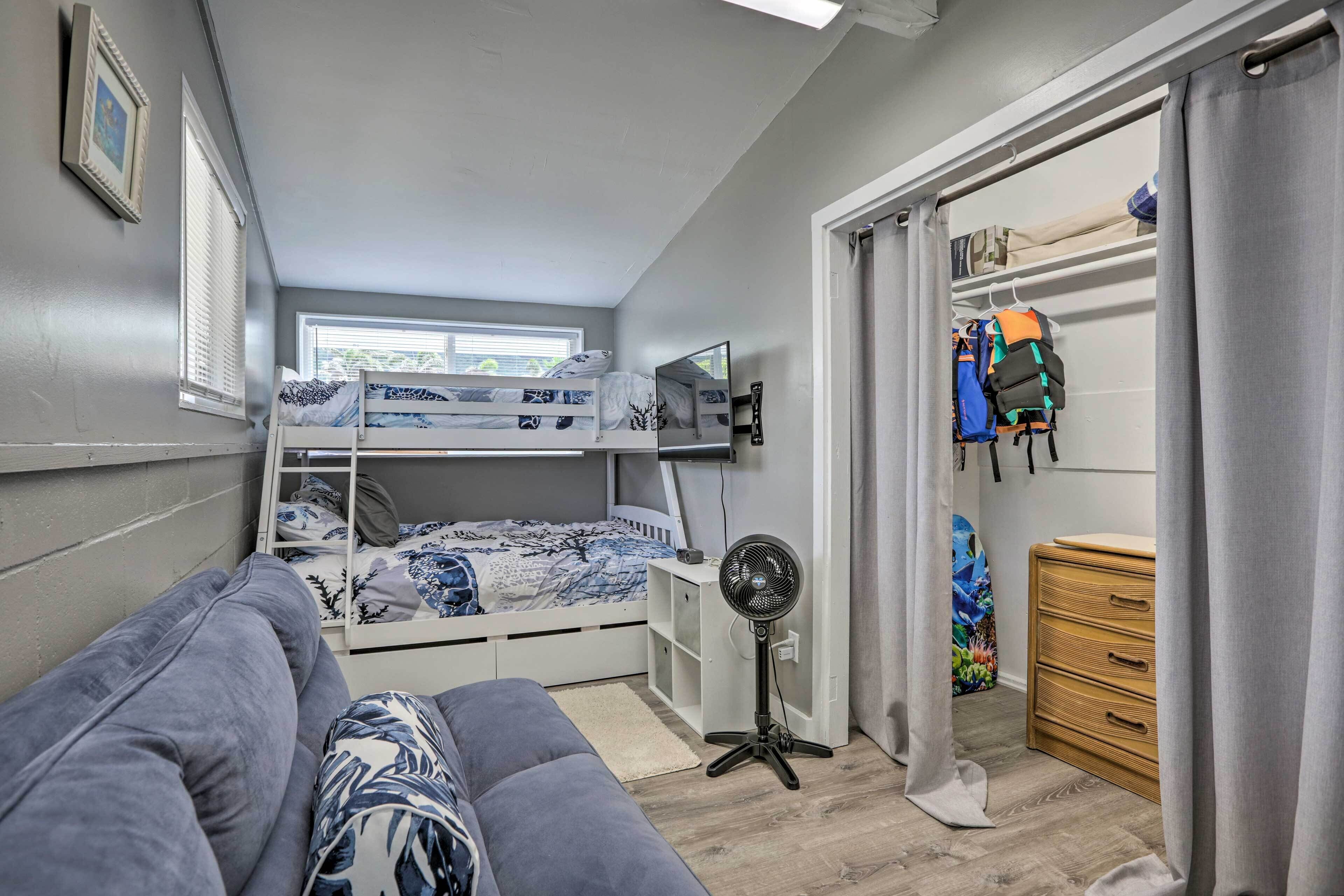 3 bedrooms, desk, iron/ironing board, internet