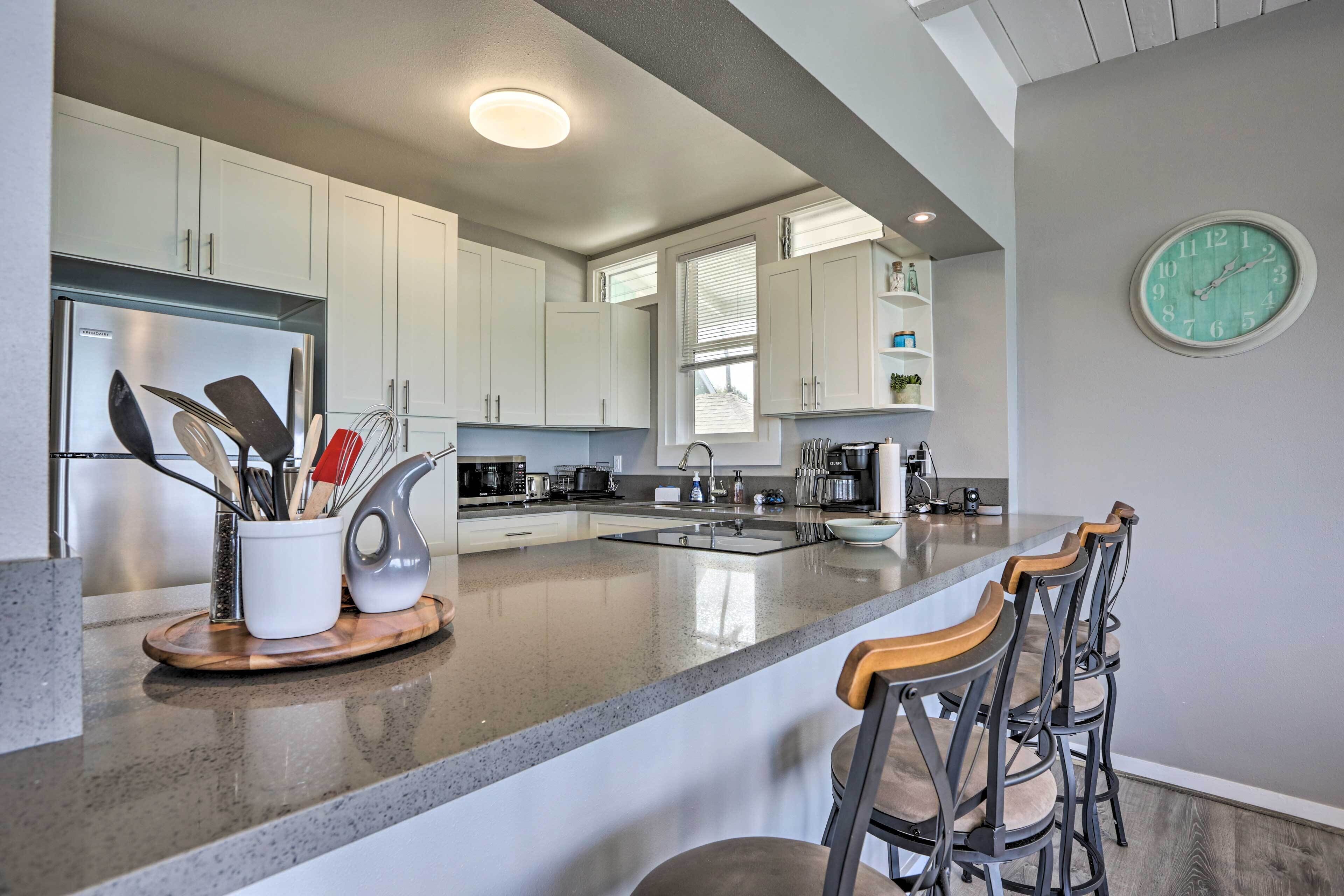 Fridge, microwave, stovetop, dishwasher