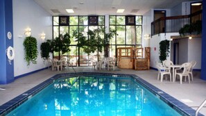 Una piscina cubierta, una piscina al aire libre
