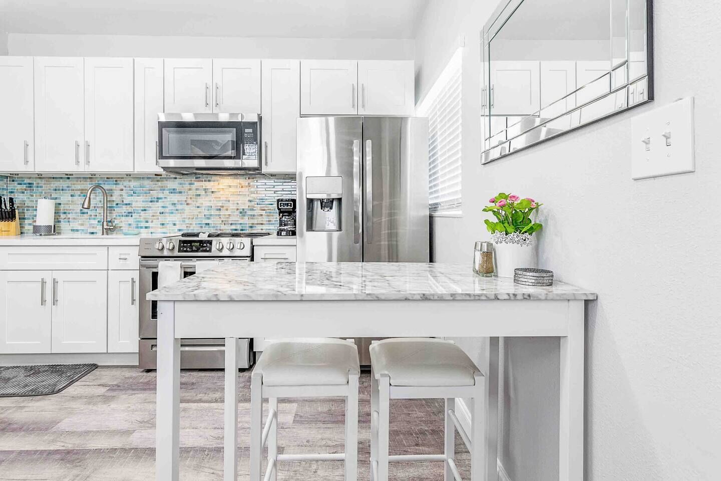 Een koelkast, een magnetron, een oven, een kookplaat